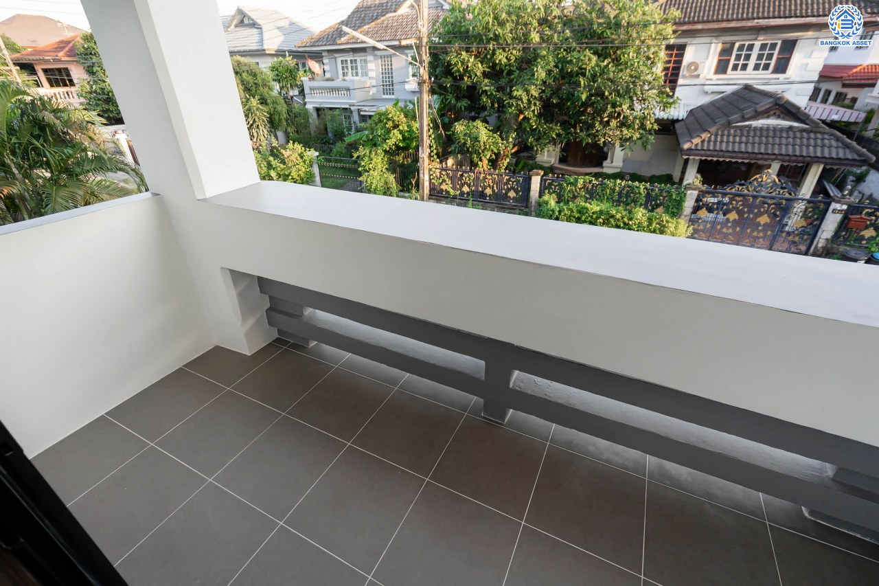 บ้านมือสองตกแต่งใหม่ โครงการ พลับพลาวิลล่า บรมราชชนนี หลังใหญ่พิเศษพร้อมอยู่ เนื้อที่ 57 ตร.ว. ดีไซน์สวย ฟังก์ชัน 4 ห้องนอน 3 ห้องน้ำ 2 ที่จอดรถ บนทำเลเดินทางสะดวก เชื่อมต่อหลายเส้นทาง ใกล้เซ็นทรัลปิ่นเกล้า จุดขึ้นทางด่วน "ศรีรัช" และเพียง 10 นาทีถึงMRT "สถานีไฟฉาย"